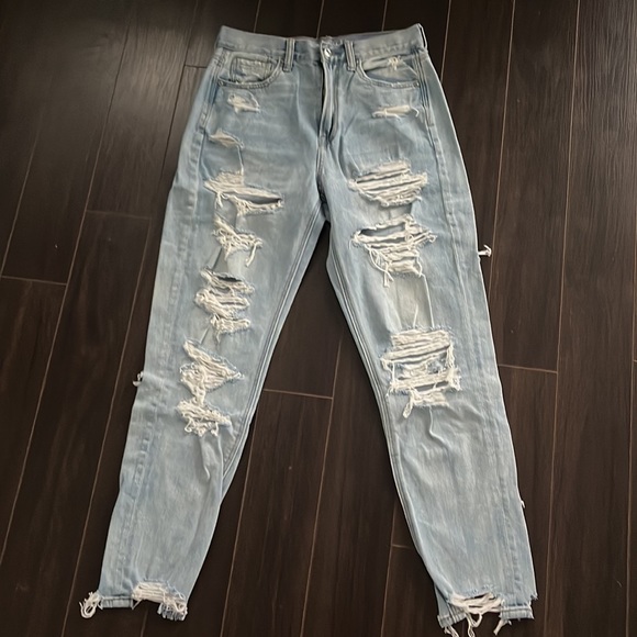 AMERICAN EAGLE light wash distressed high-rise Mom Jean - Picture 2 of 7